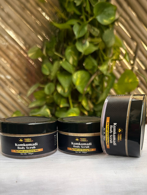 Kumkumadi-Glowing-Skin-Scrub-02